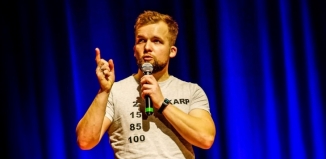 Stand-up dla Adasia. Tomasz „Karp” Bartkowiak wystąpi w Kinie Żeglarz 