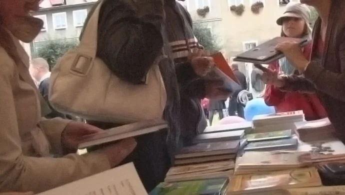 "Z książką na walizkach"