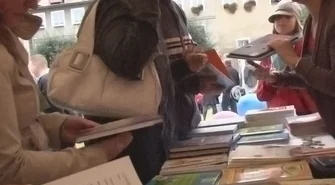 "Z książką na walizkach"