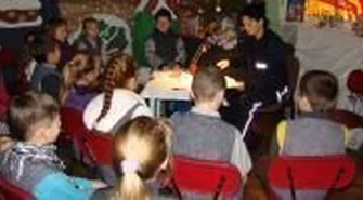 Policjanci czytają dzieciom