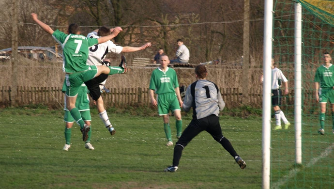 Avia gromi rywali, zwycięstwa Dębu i Korony