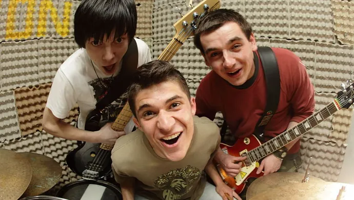 Trzech muzyków w garażu