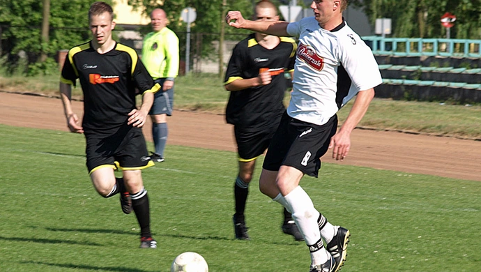 Łatwe punkty Dębu, Korona zwycięża z liderem