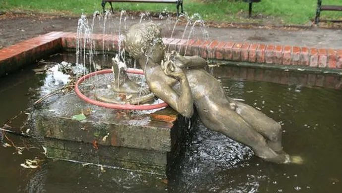 Krótki żywot repliki figury flecisty/fletnisty