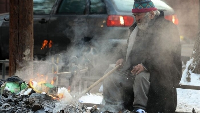 Policjanci pomagają bezdomnym