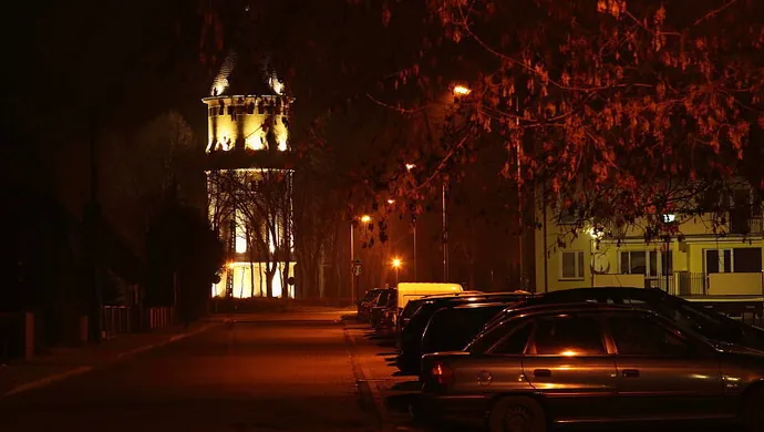Wschowska wieża ciśnień nocą