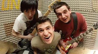 Trzech muzyków w garażu