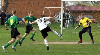 Dąb powiększył przewagę, remis Korony, walkower dla Avii