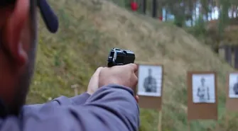 Policjanci na strzelnicy