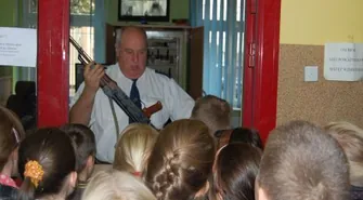 Kałasznikow, areszt, owczarki niemieckie, wóz i motocykl w rękach dzieci