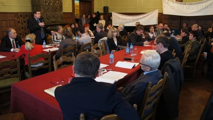 Decyzja o likwidacji szkół do końca lutego. Na razie oszczędności wystarczą