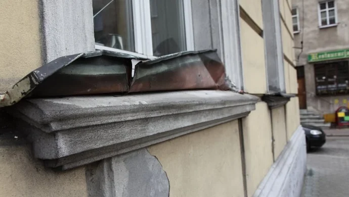 Ukradli miedziane parapety i rynnę ze wschowskiego Ratusza
