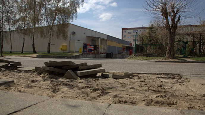 Naprawią chodnik i założą barierki