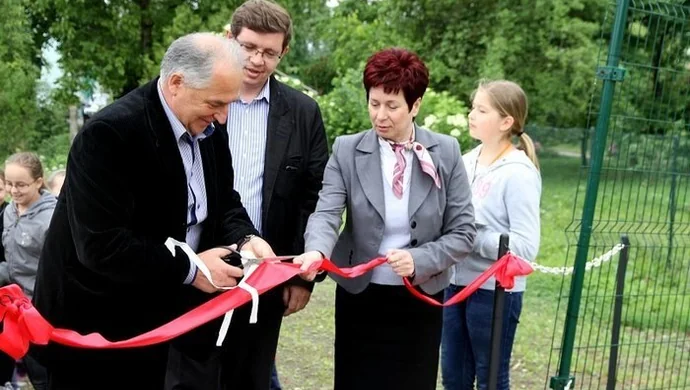 Pobiegli na nowy plac zabaw a potem ulicą