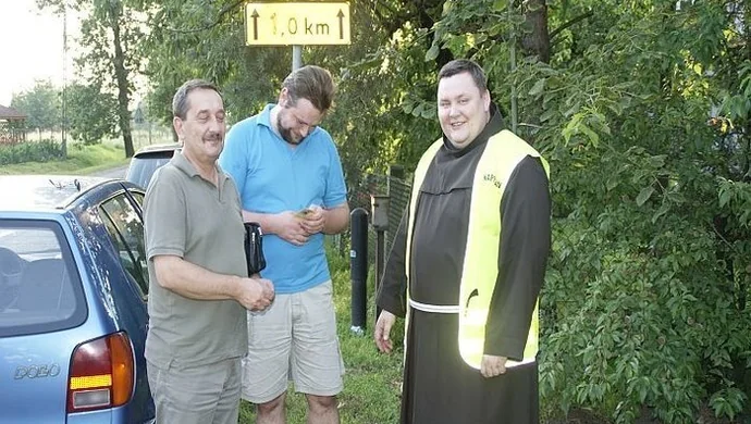 Kapelan rozdawał kierowcom obrazki z wizerunkiem św. Krzysztofa