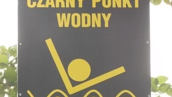 Czarny punkt wodny na dzikiej plaży w Lginiu