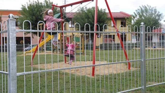 Plac zabaw zyskał ogrodzenie