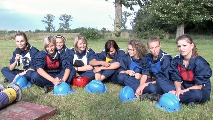 Dziewczyny w strażackim mundurze - wideo