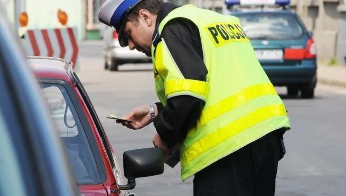 Odzyskano samochód. Policjanci zatrzymali rabusiów