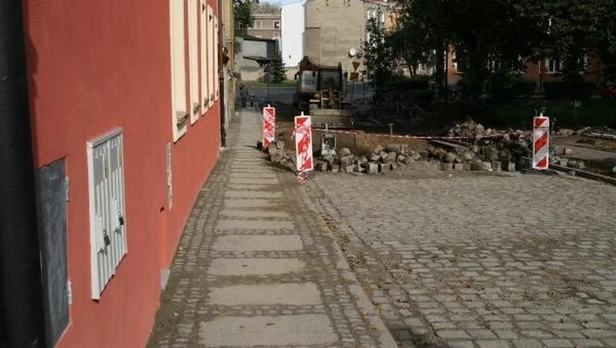 Gmina Wschowa remontami stoi. Nawierzchnie, szkoły, boiska...