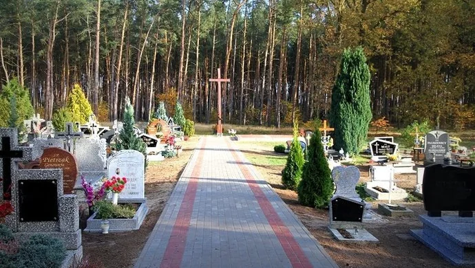 Kałuże już nie straszą na cmentarzu w Siedlnicy. Dzięki mieszkańcom i chodnikowi