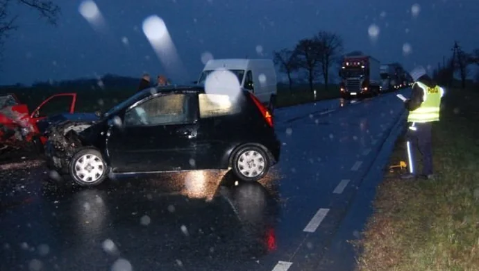 Droga krajowa nr 12 była nieprzejezdna. Przez czołowe zderzenie