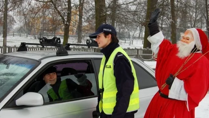 Święty Mikołaj na drogach powiatu wschowskiego i w komendzie policji