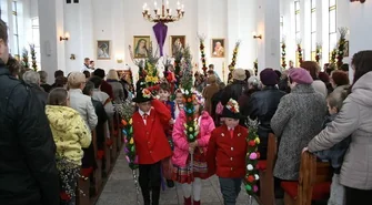 Z palmami w tle. W Lipinkach