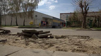 Naprawią chodnik i założą barierki