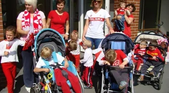Dzieci z przedszkola SOSW kibicują drużynie narodowej