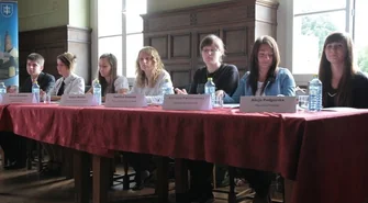 Młodzież debatuje na temat gospodarki odpadami