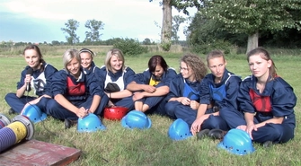 Dziewczyny w strażackim mundurze - wideo