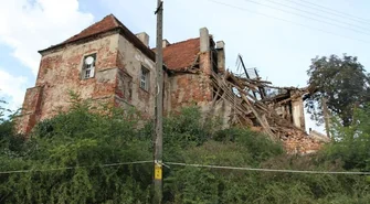 Zabytkowy dwór w Przybyszowie trzeba zabezpieczyć jeszcze w tym roku