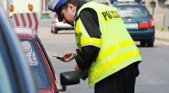 Odzyskano samochód. Policjanci zatrzymali rabusiów