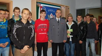 Młodzież odwiedziła policjantów w pracy