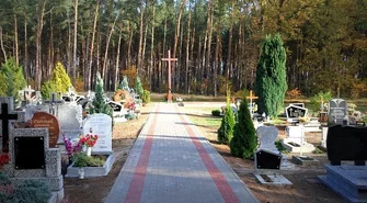 Kałuże już nie straszą na cmentarzu w Siedlnicy. Dzięki mieszkańcom i chodnikowi