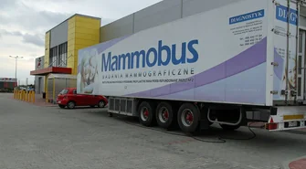 Mammobus na parkingu przed Bricomarche