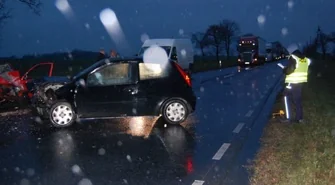 Droga krajowa nr 12 była nieprzejezdna. Przez czołowe zderzenie