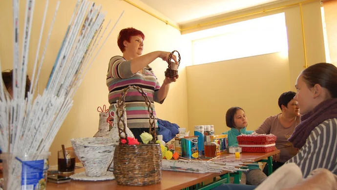 Panie wyplatały wiklinę papierową 