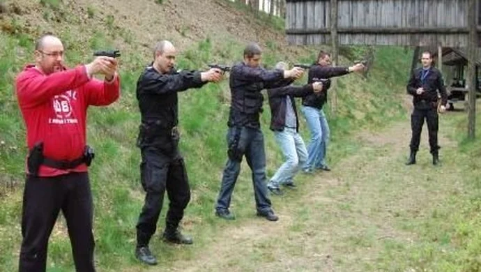 Policjanci na strzelnicy