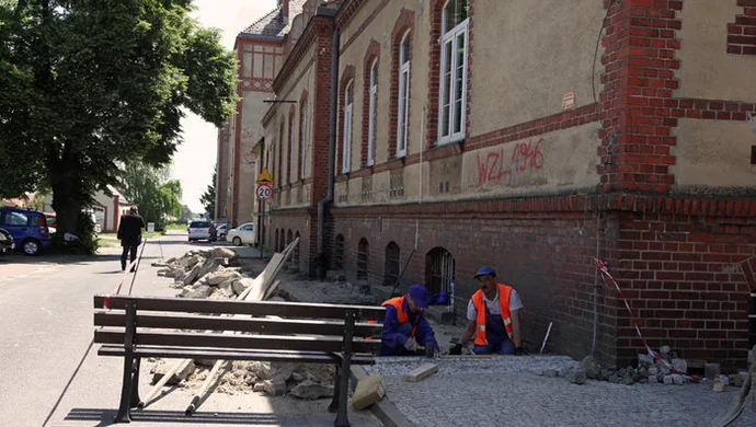 Przy budynku starostwa i CKUiP utwardzają teren 