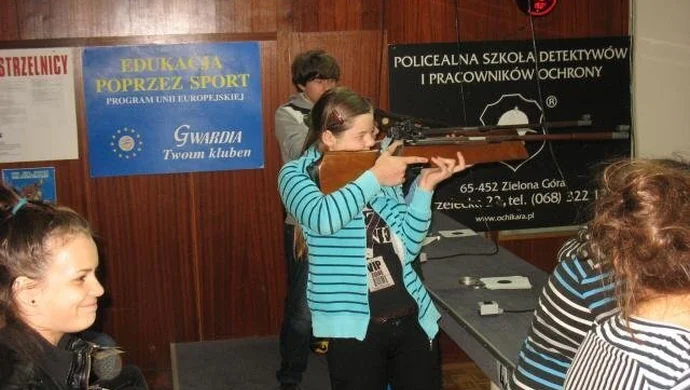 Gimnazjum Nr 2  na treningu strzeleckim w klubie Gwardia Zielona Góra