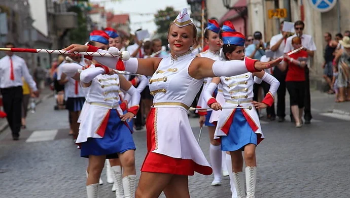 Korowód ulicami Sławy 