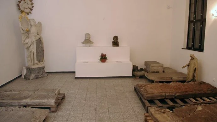 Odnaleziono dwie płyty epitafijne