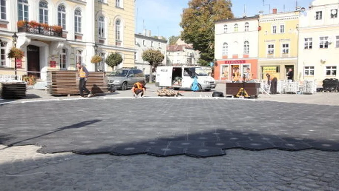 Na rynku instalują namioty sferyczne