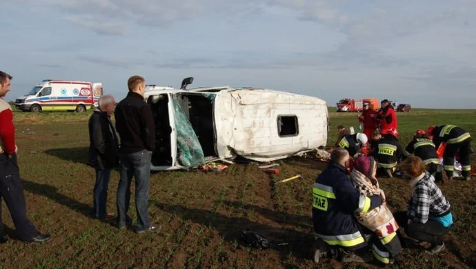 Bus z pasażerami wypadł z drogi