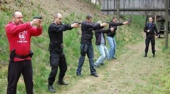 Policjanci na strzelnicy