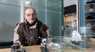 Skleja modele, żeby się nie nudzić