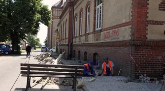 Przy budynku starostwa i CKUiP utwardzają teren 