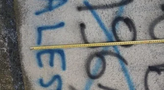 Nastolatek odpowie za napisy na murach